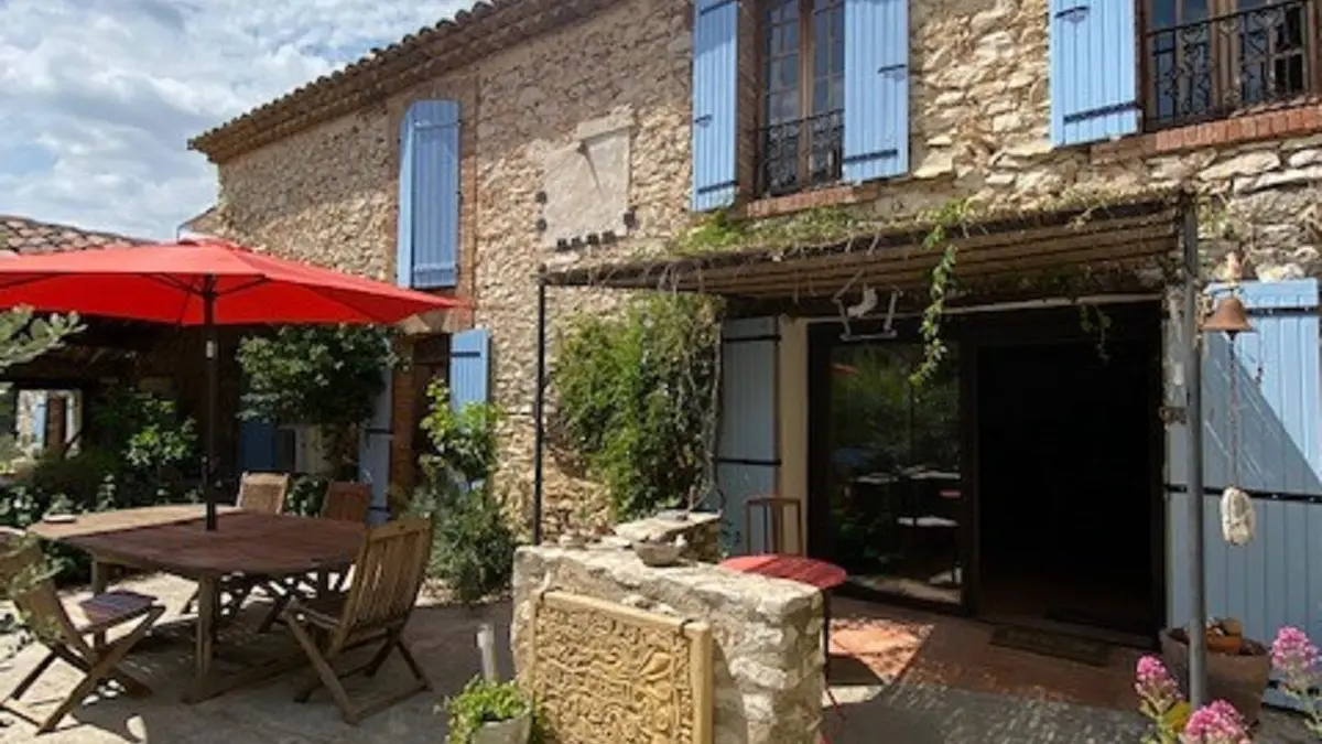 Le gîte et sa terrasse