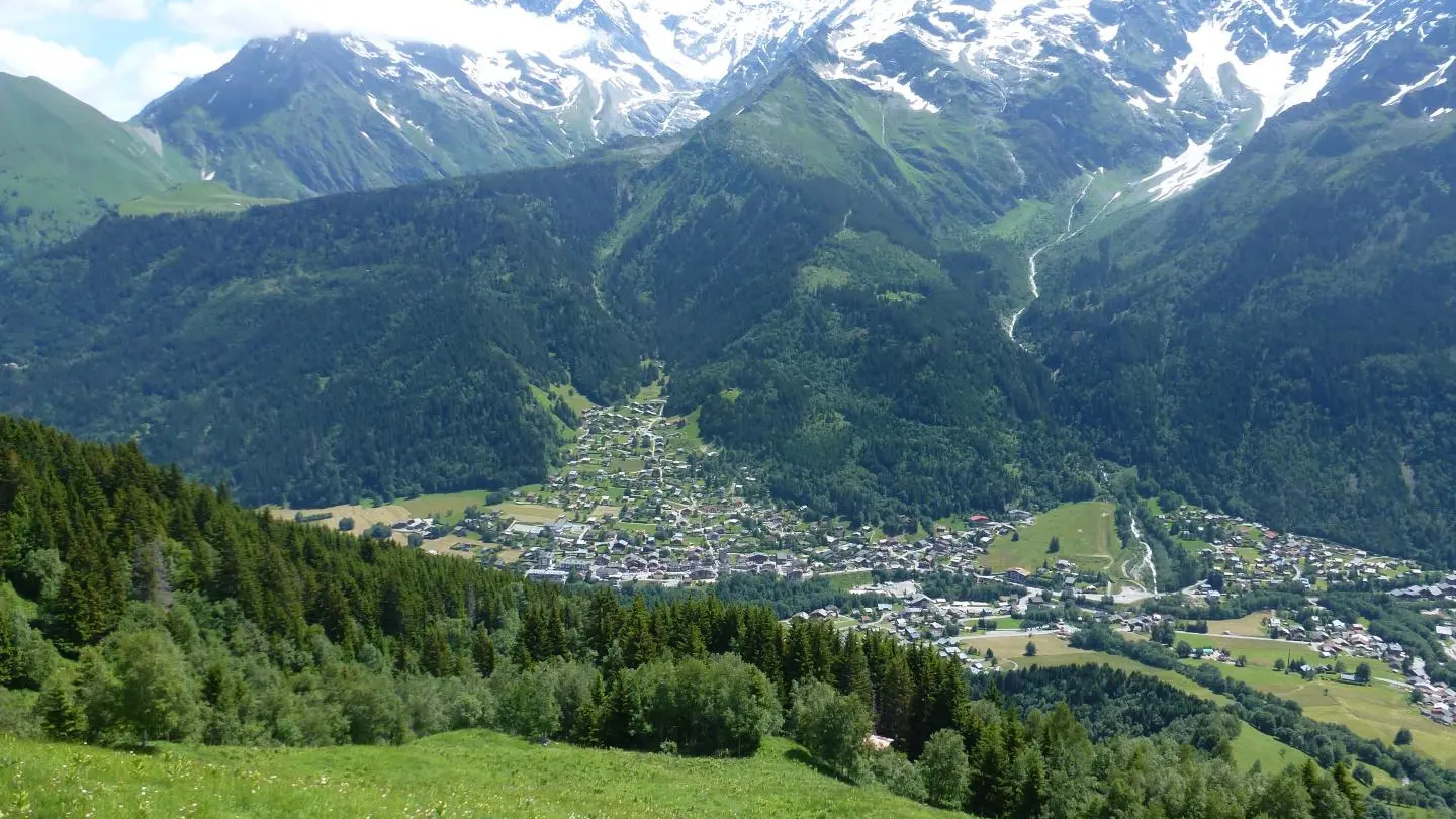 Village des Comtamines Montjoie depuis le Mont Joly face aux dômes de miage et au mont blanc