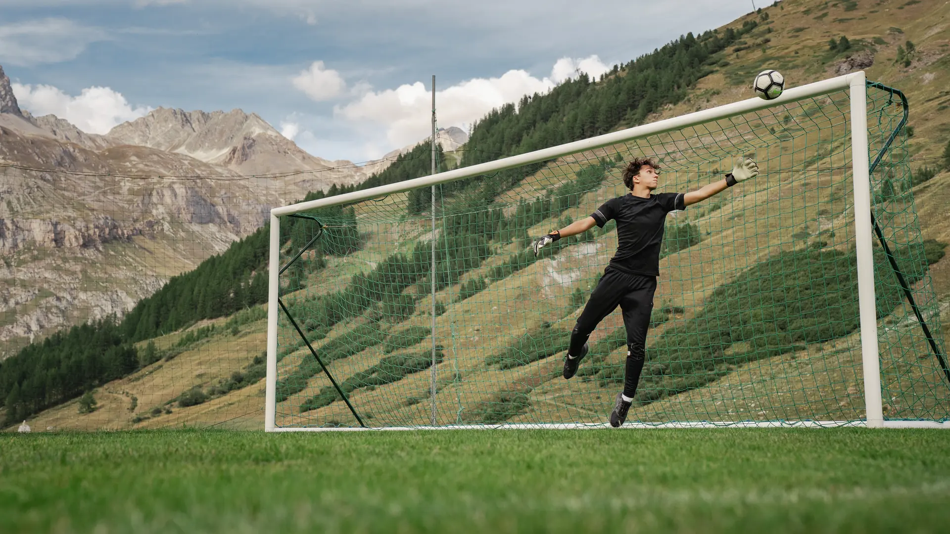 Enfants qui jouent au football dans la Vallée du Manchet à Val d'Isère