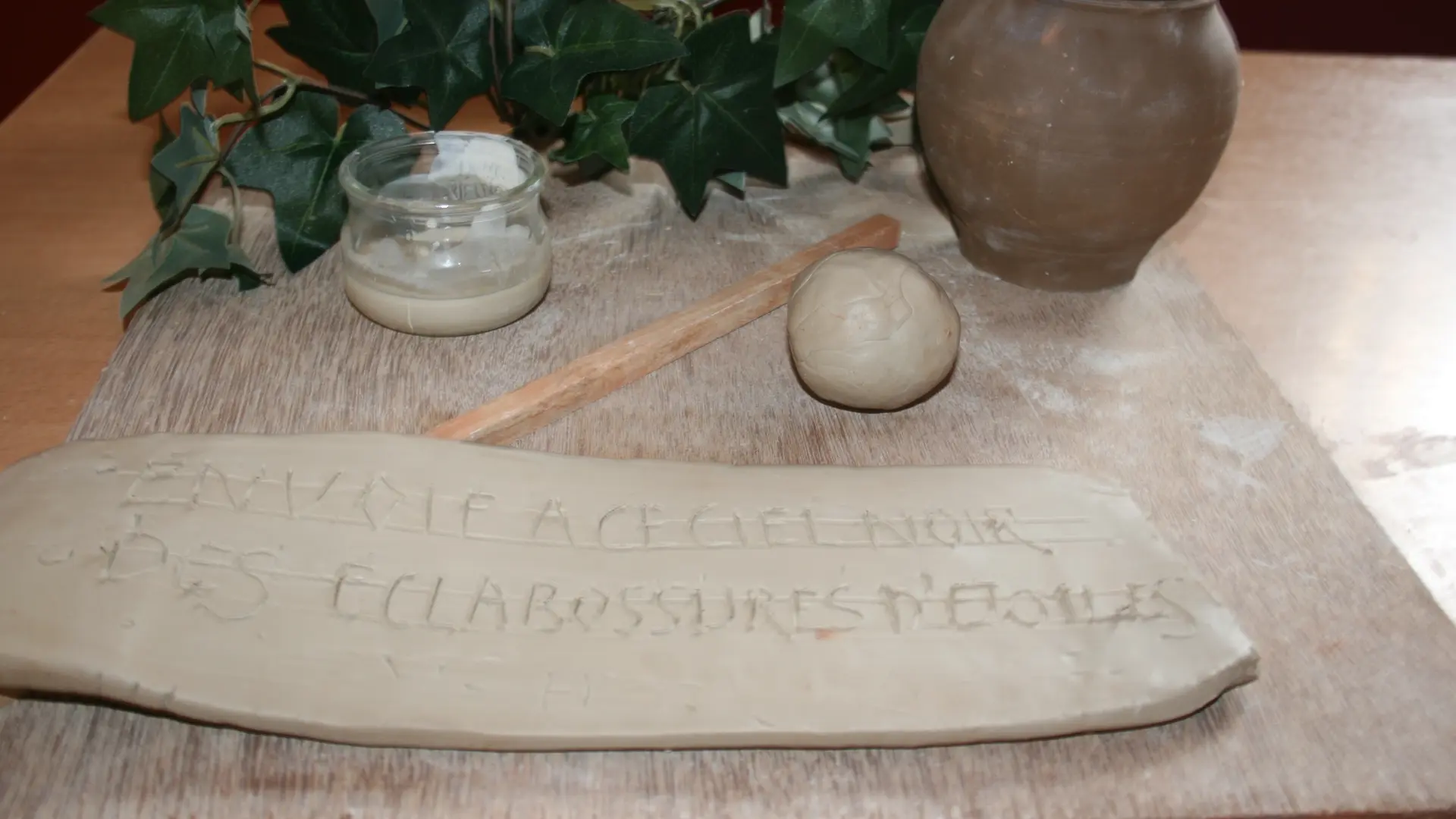 Calligraphie sur un pot en argile