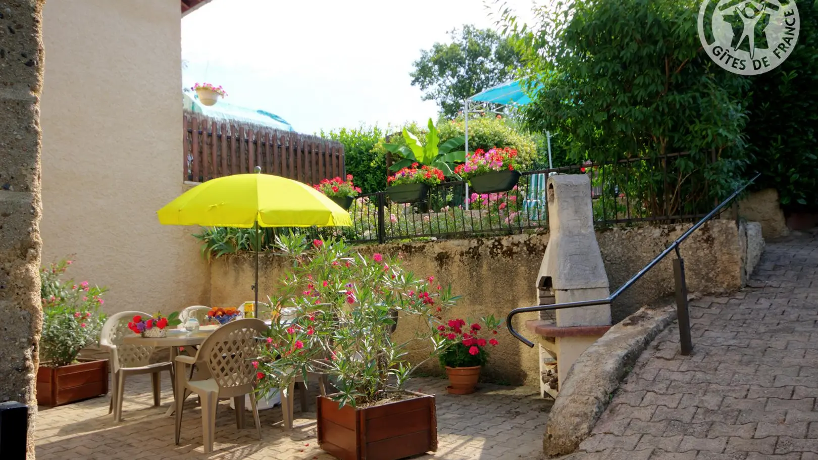 MUR REFAIT PROPRE ET GRAND PARASOL ENSOLEILLER LE MATIN BARBECUE MUR PLUS PROPRE
