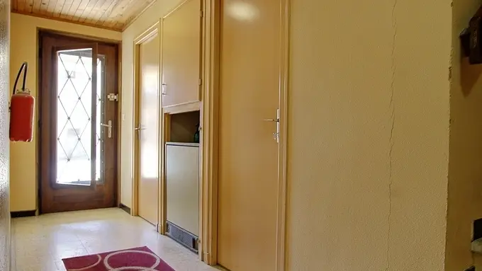 L'accès à la buanderie se fait depuis le gîte ou par la porte mitoyenne à l'entrée principale du gîte.