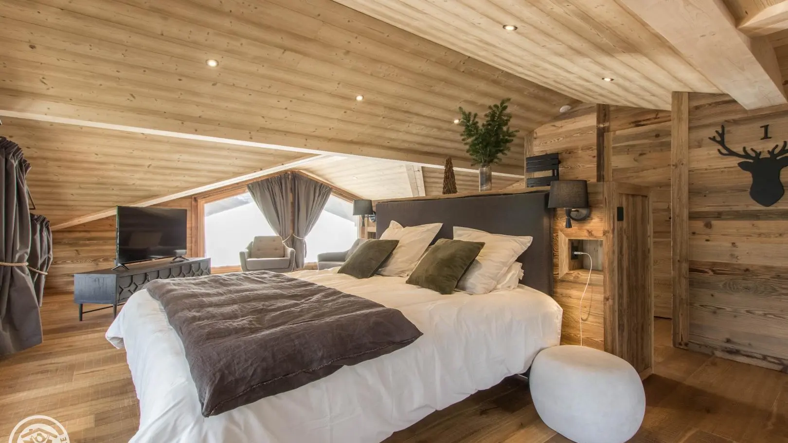 Suite parentale sous combles, espace TV et bureau, baignoire, douche et wc privatifs.