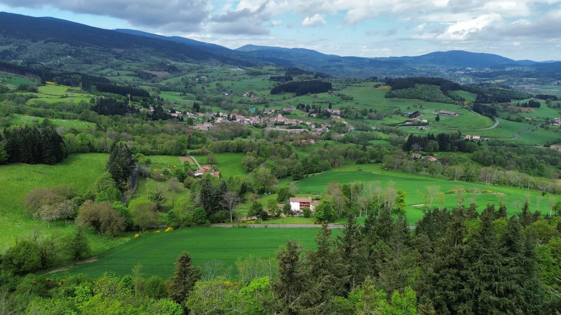la maison du premier plan, avec vue sur le village