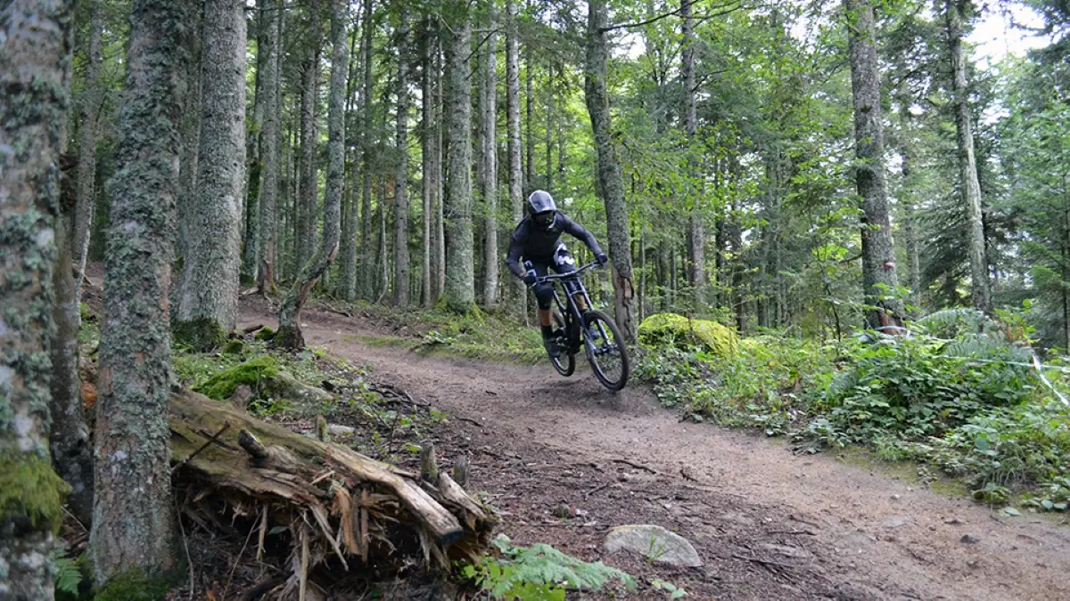 VTT de descente à Ax 3 domaines