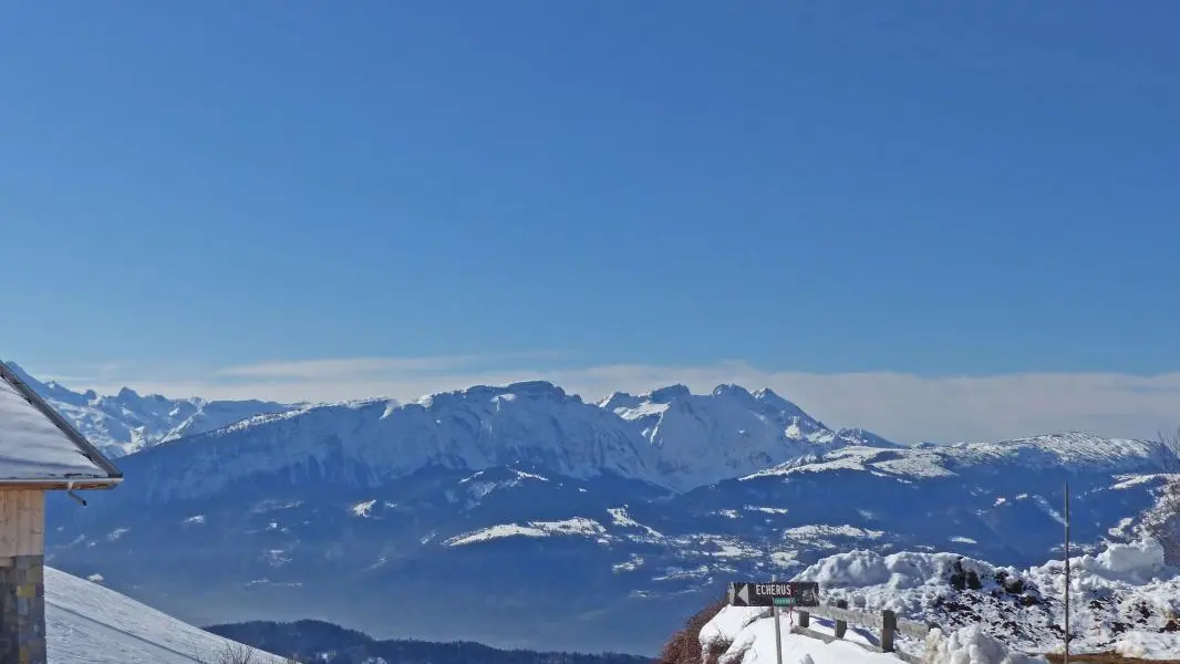 Vue plein sud sur la chaîne du Bargy et des
Aravis en arrière plan