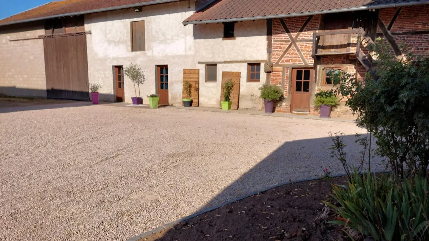 Façade de la grande ferme bressane. Accès à la cour par un chemin privatif
