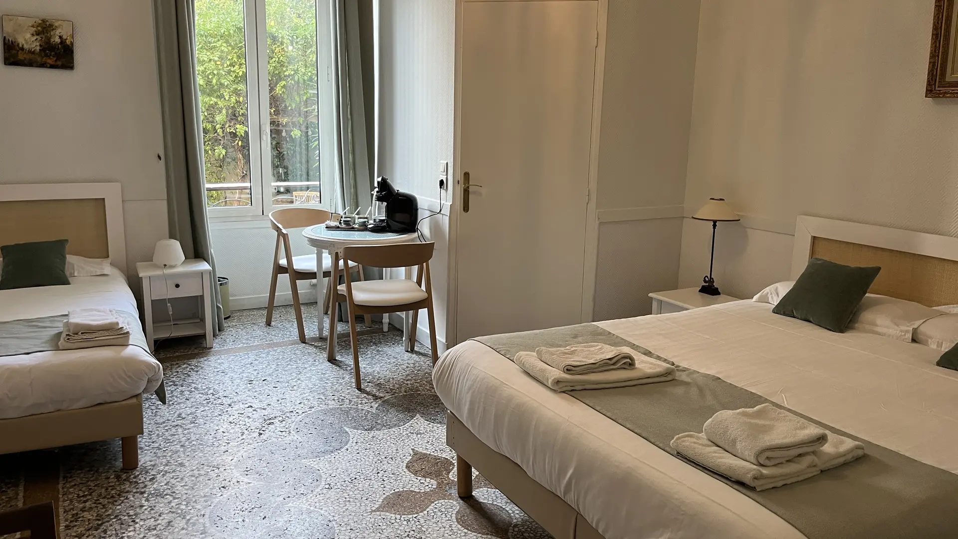 chambre triple supérieure avec vue jardin