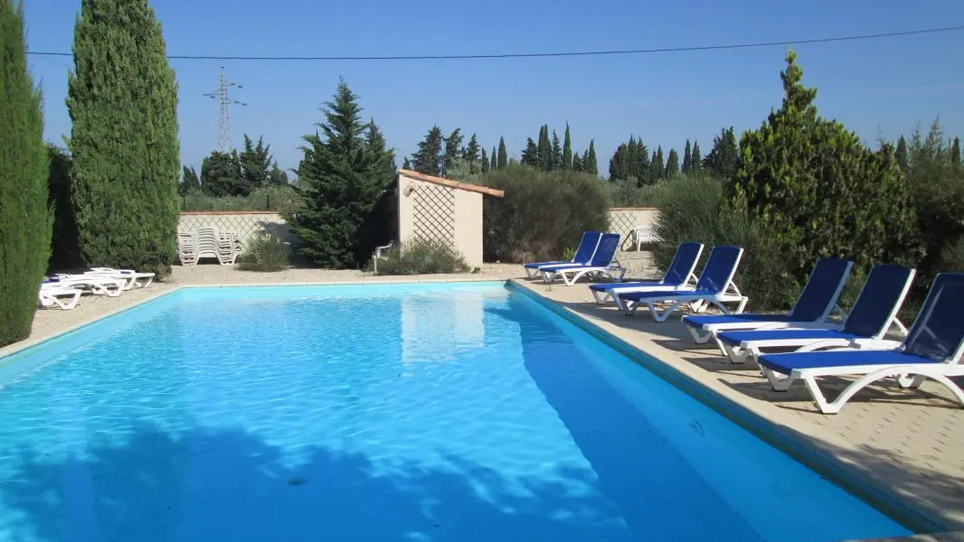 Piscine sécurisée 6/12.  COMMUNE 
 OUVERTURE DE JUIN A FIN SEPTEMBRE sans horaire  .