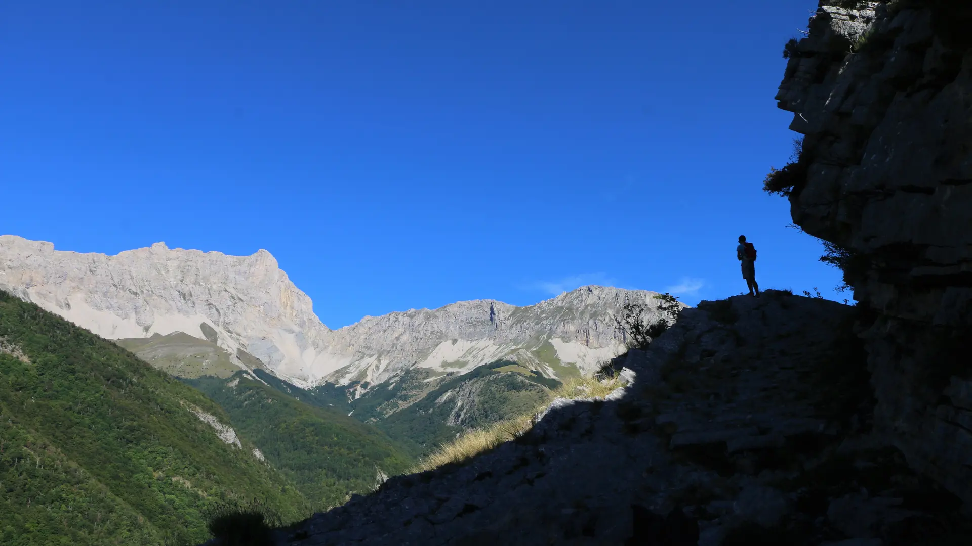 Le sentier des Bancs et la chapelle de la Crotte