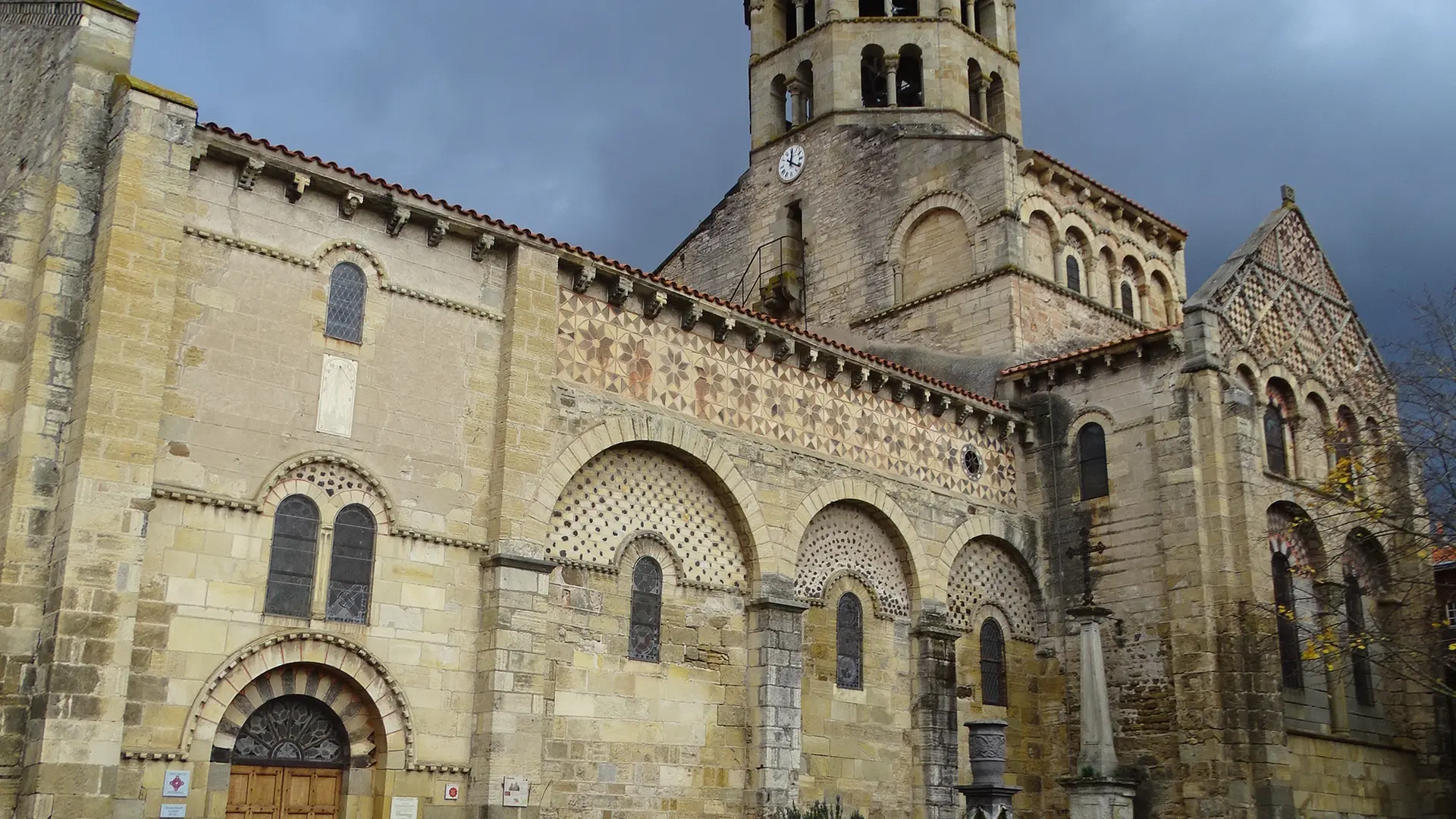 Sur la place jouxtant l'église Saint Julien, on voit l'ensemble de l'église avec son clocher