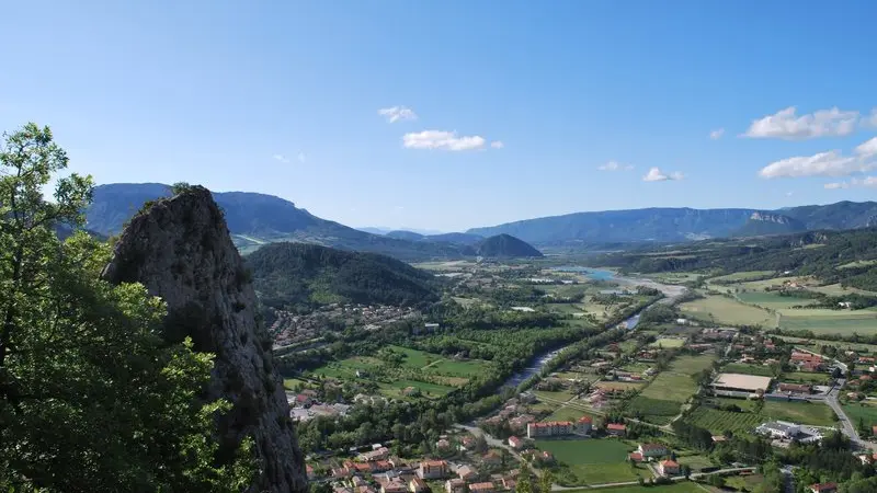 Le Rocher Pointu avec vue sur Serres