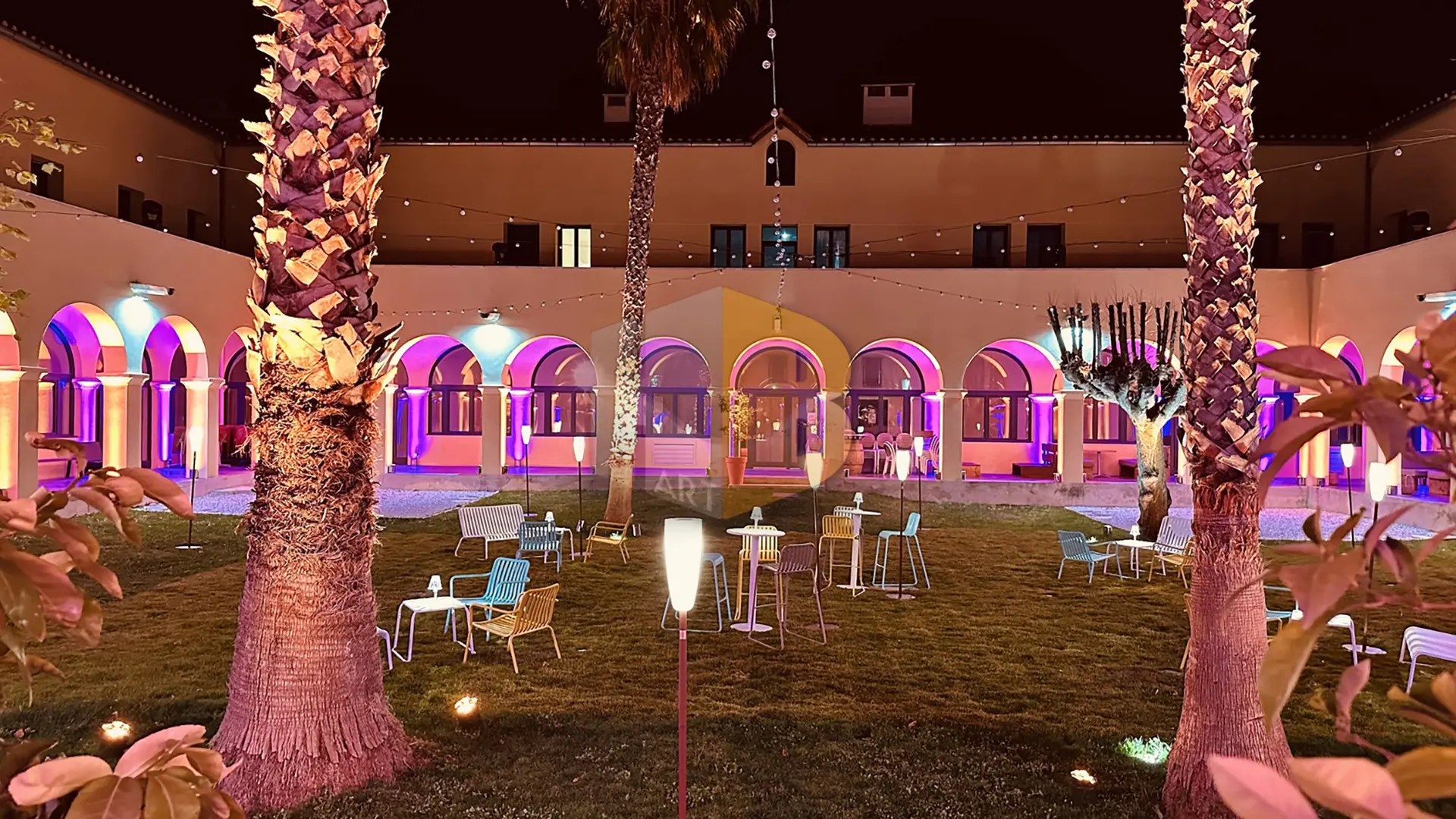 Le Cloitre Illuminé Rose