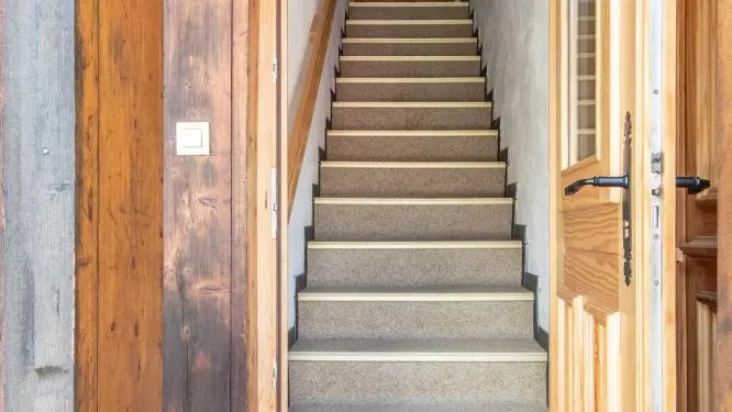 Accès à l'étage par escalier