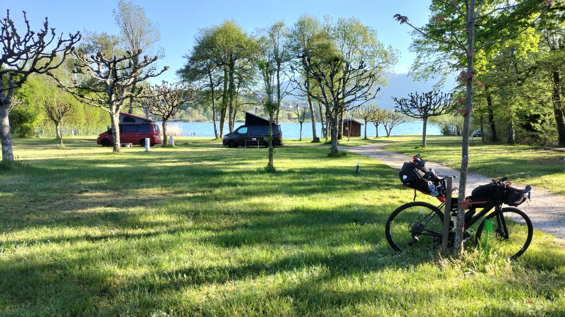 Vélo, vans aménagés et accès lac