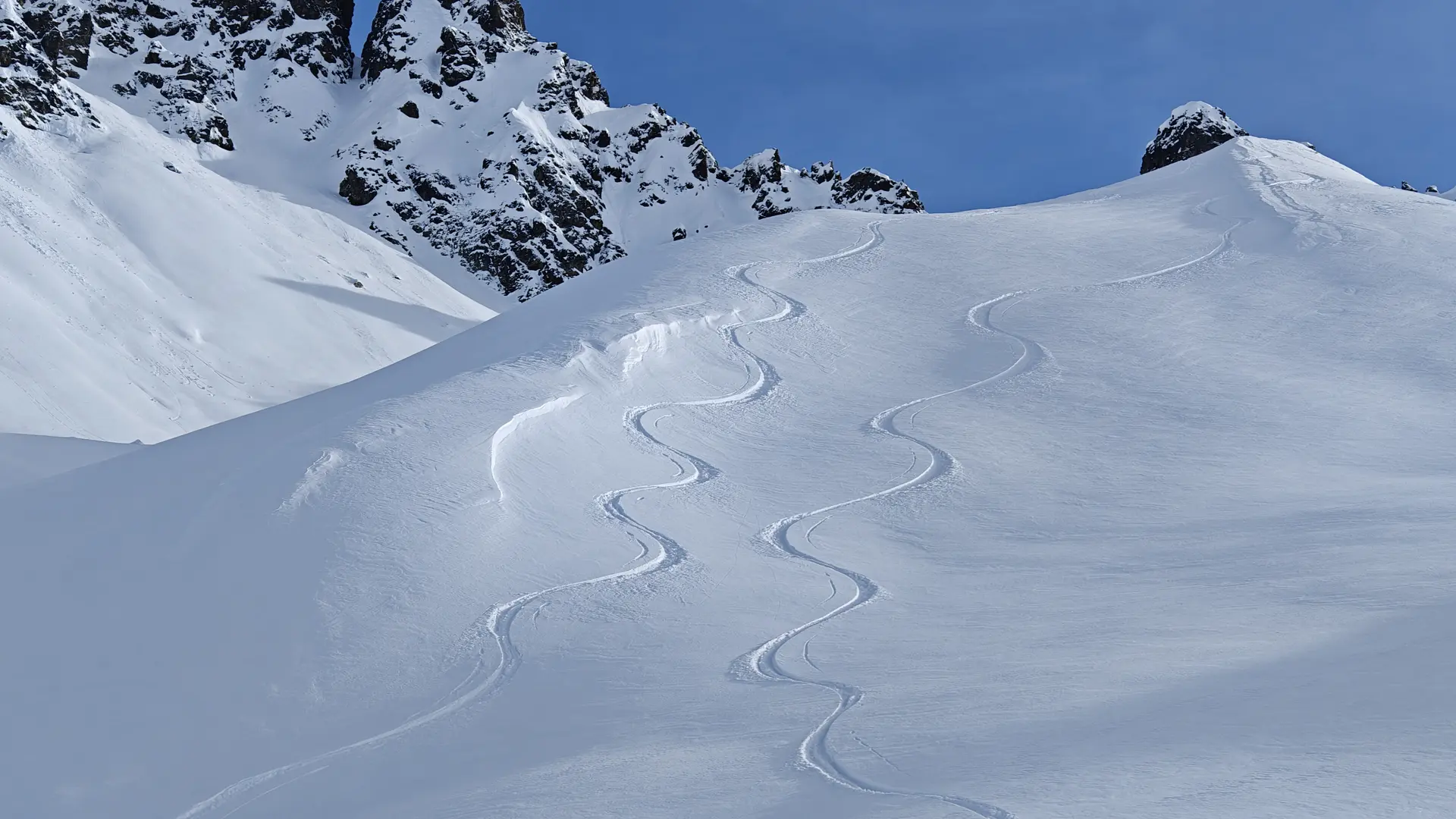 traces de descente dans la neige fraîche