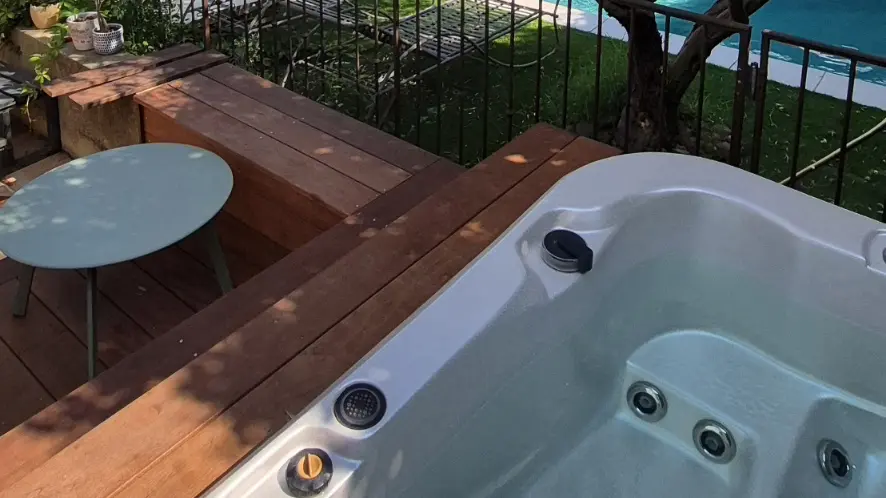 Extérieur jadrin avec piscine et jacuzzi
