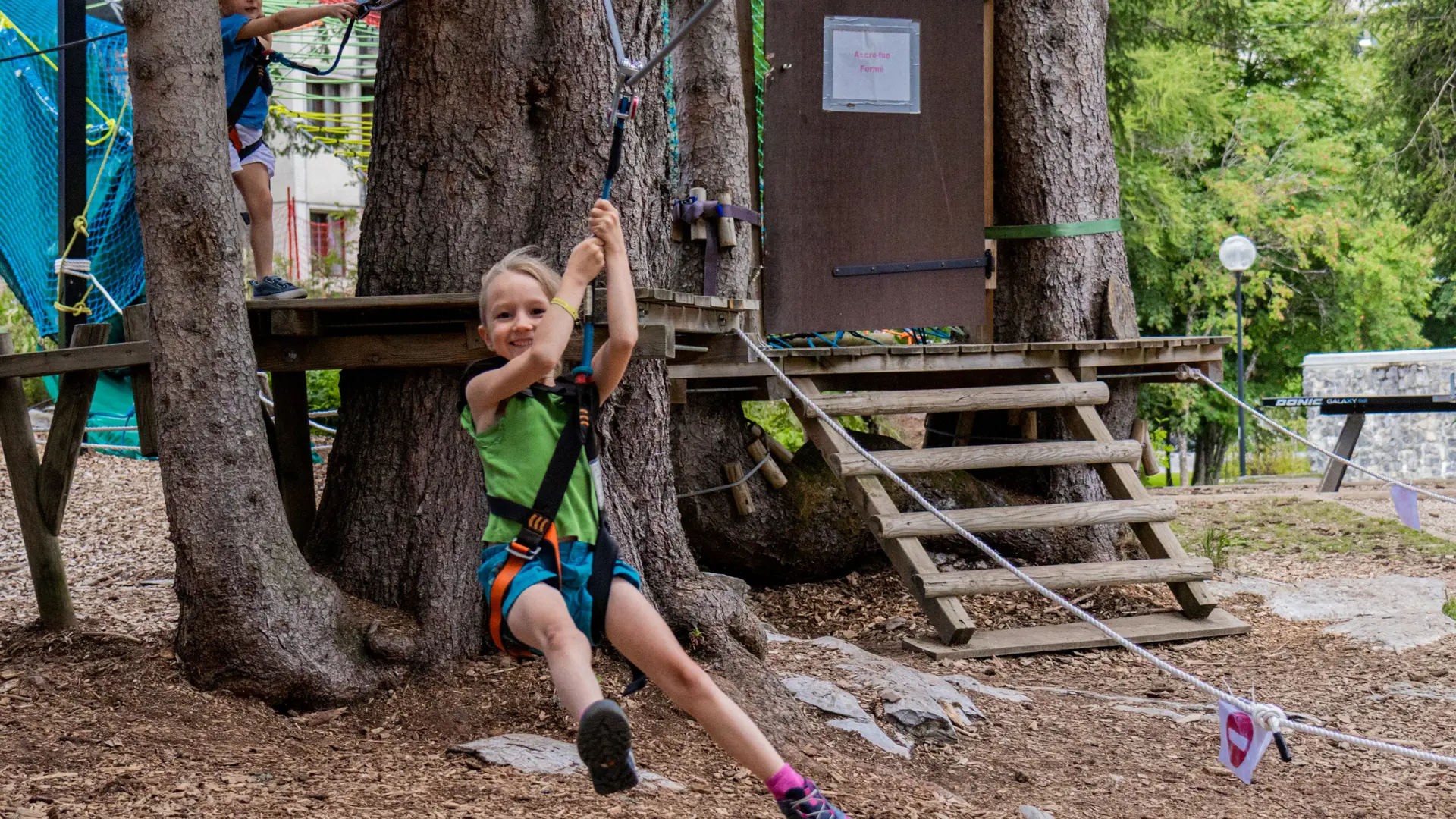 Fillette sur la petite tyrolienne