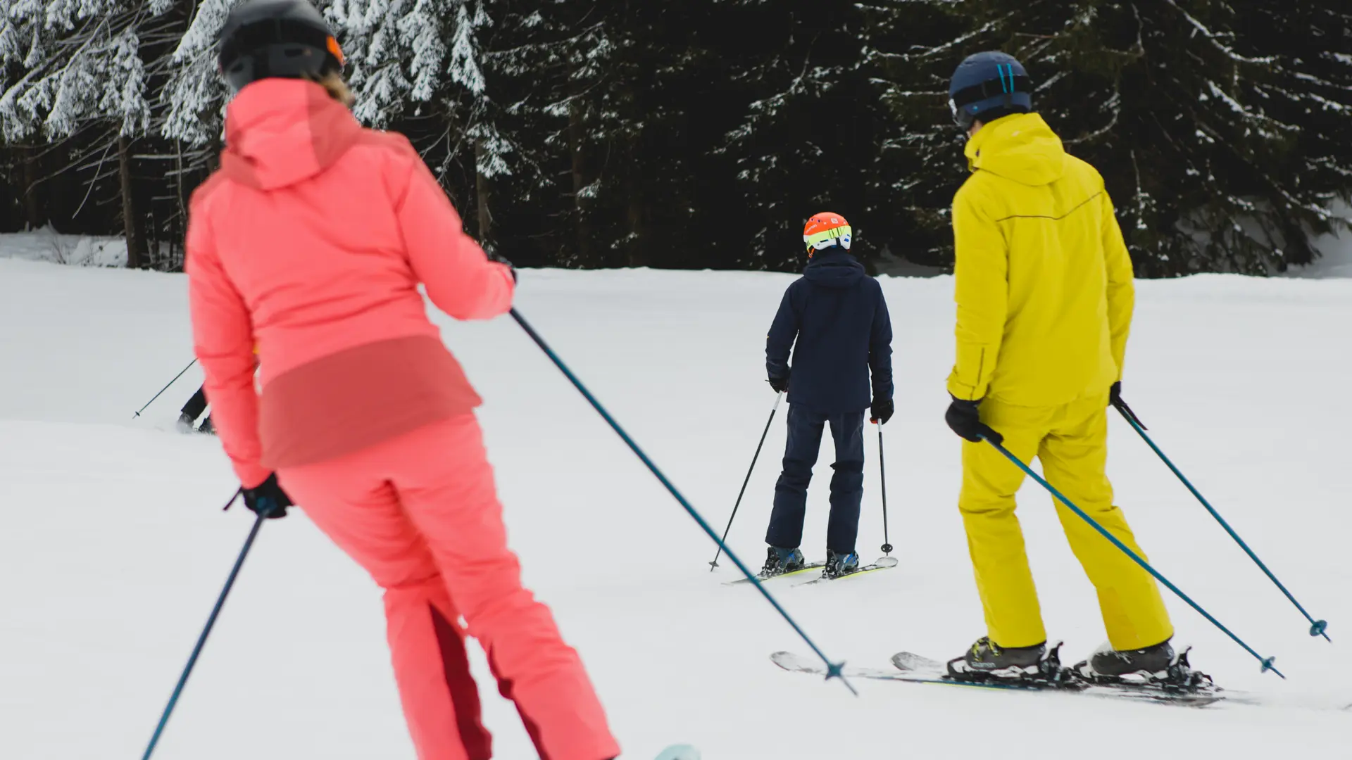 3 Skieurs skiant sur pistes