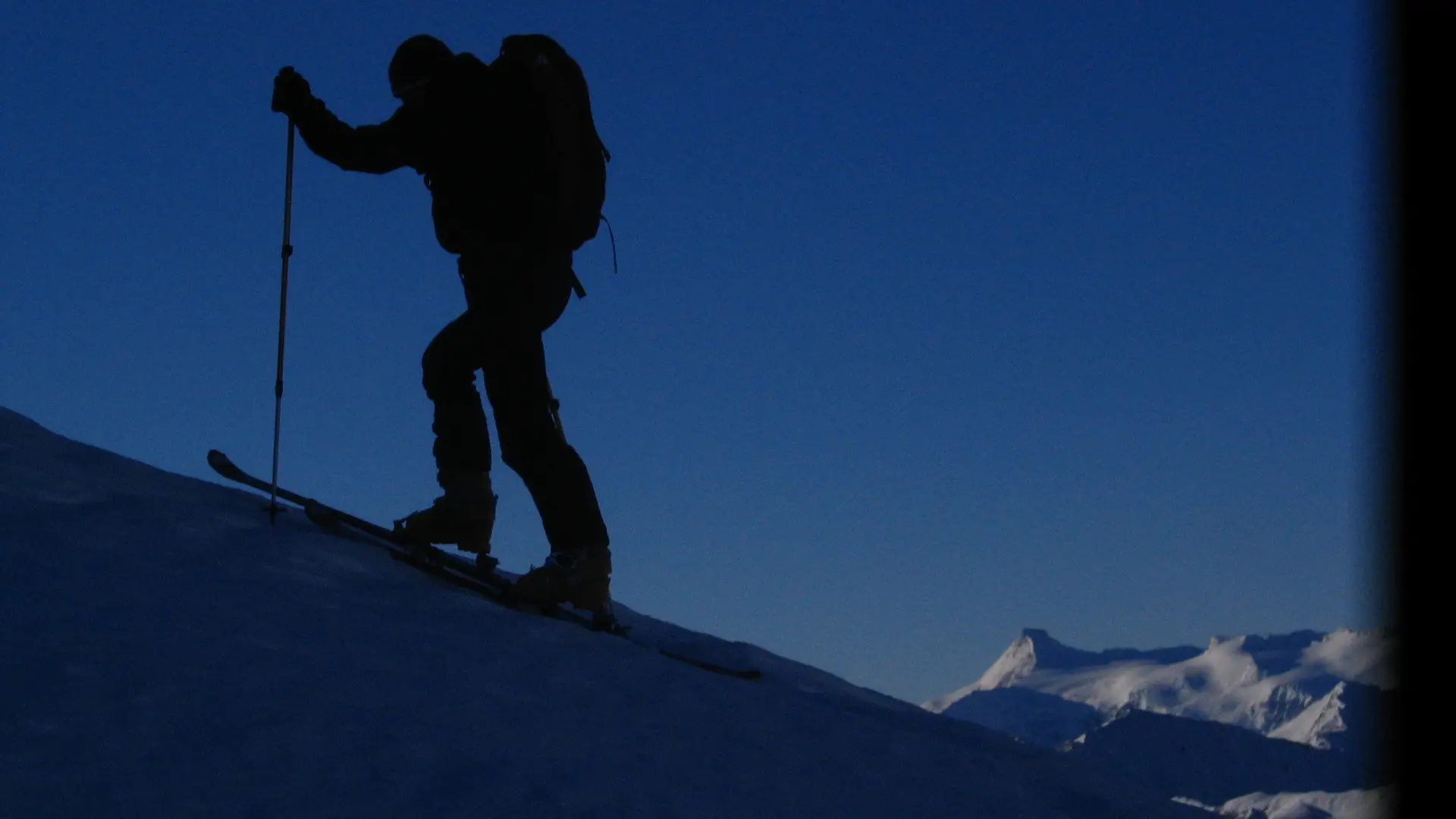 Randonneur à skis en contre jour