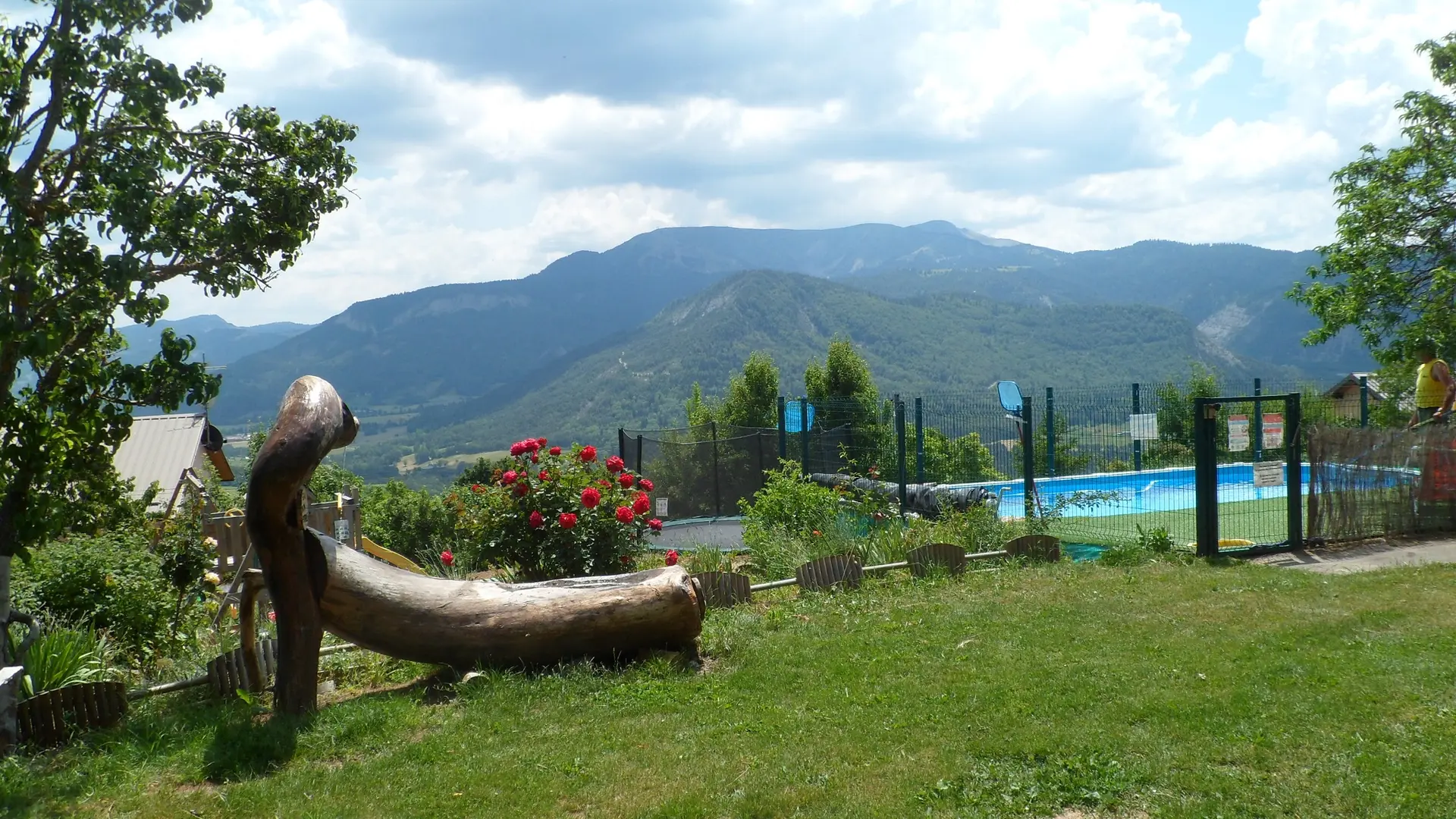 Devant l'appartement - vue sur la piscine