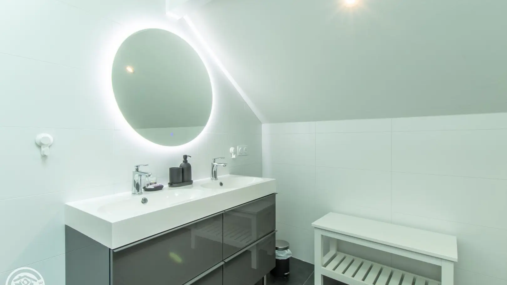 Salle de bains indépendante avec baignoire et douche à l'italienne