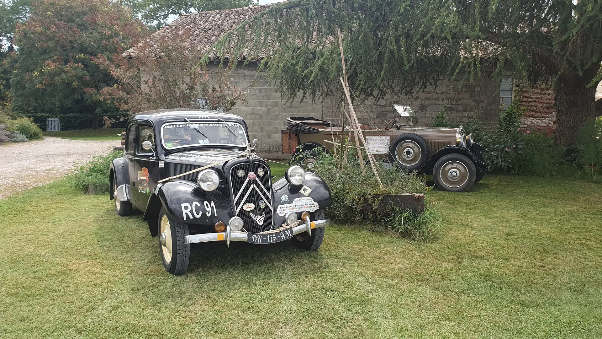 accueil touristes avec vehicules anciens