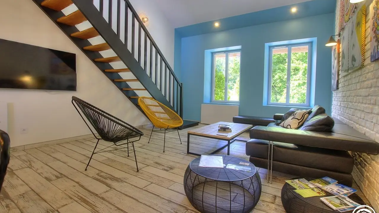 le coin salon avec un grand canapé cuir.