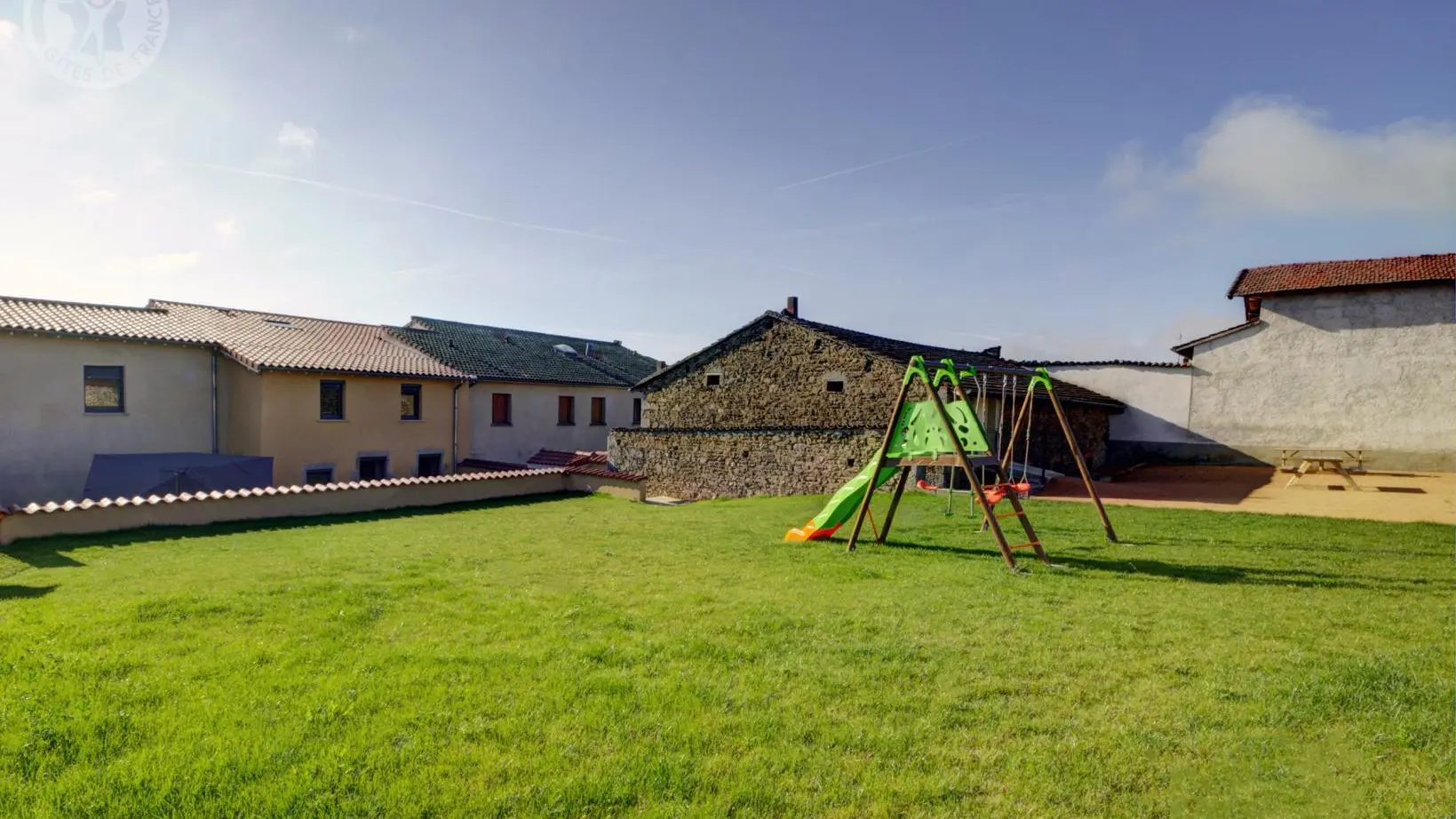 Extérieur privatif avec jeux enfants et terrain de pétanque