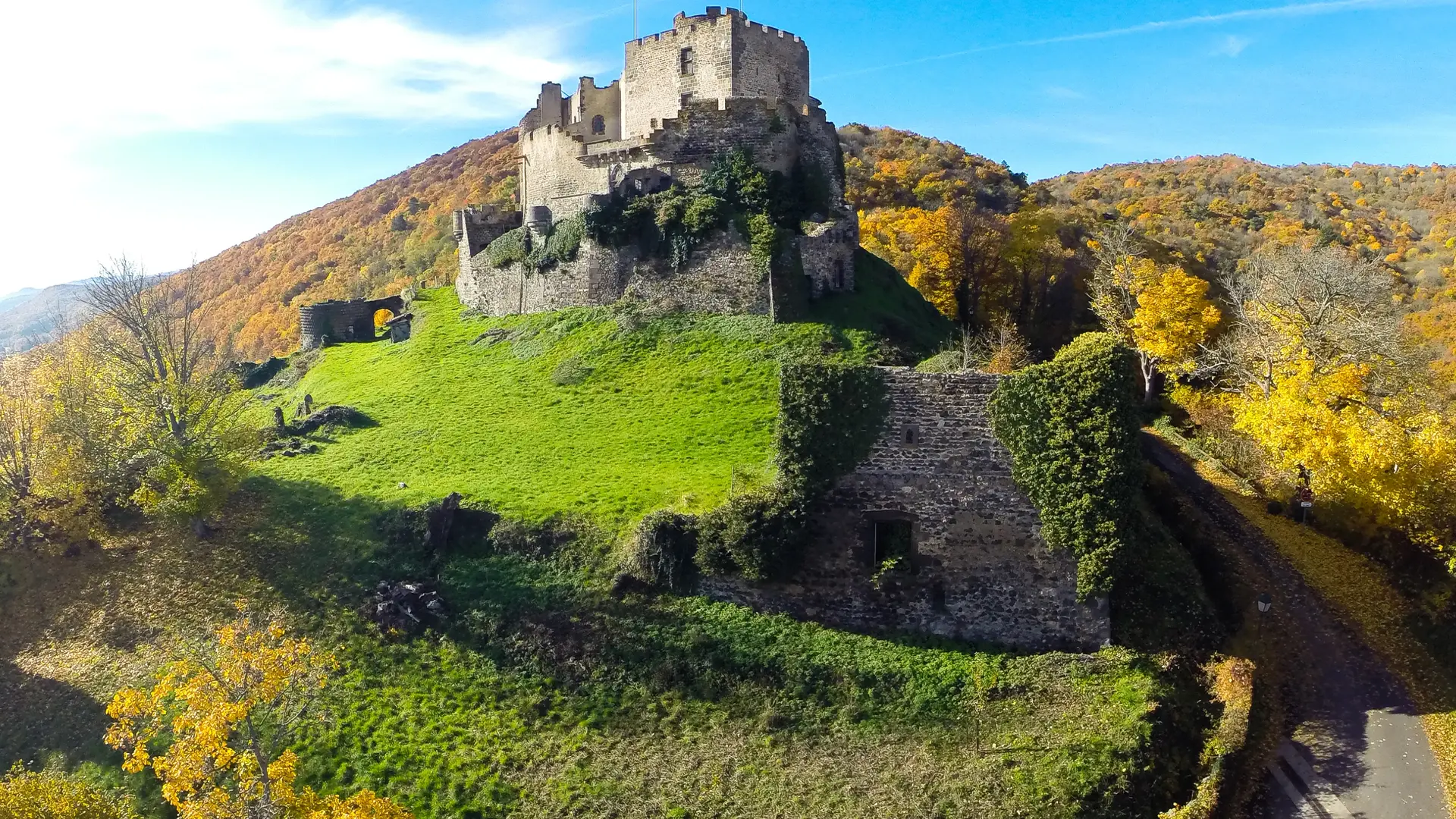 Vue du ciel sur le château de Tournoël à Volvic