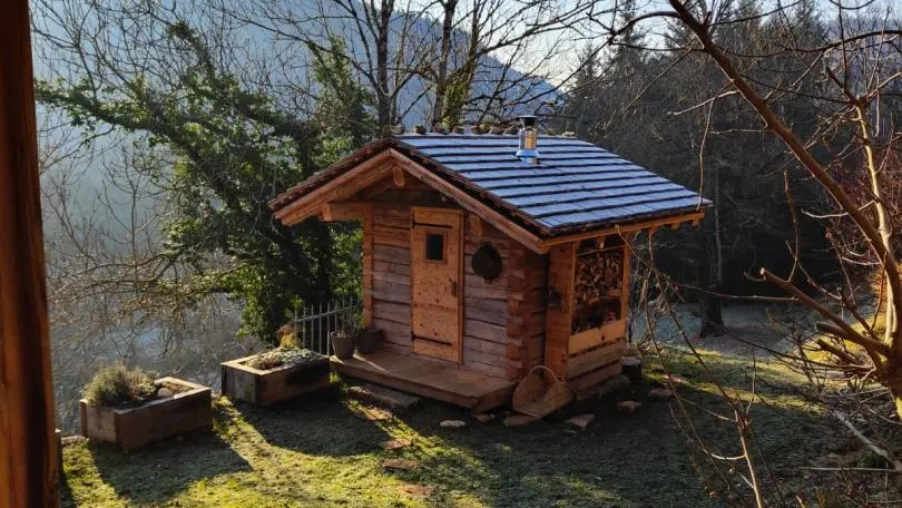 Le sauna en contrebas du gîte