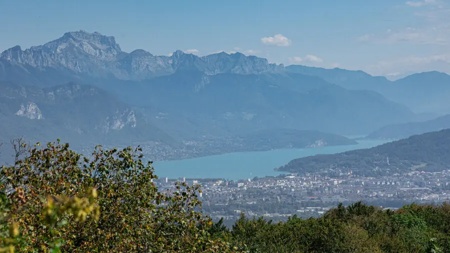 Vue sur la Tournette et le lac d'Annecy depuis la Mandallaz