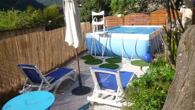 Coin piscine du Gîte Le Bégude à Cantaron Gîtes de France Alpes-Maritimes