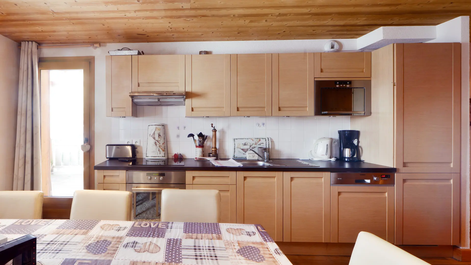 Salle à manger avec vue sur la cuisine ouverte