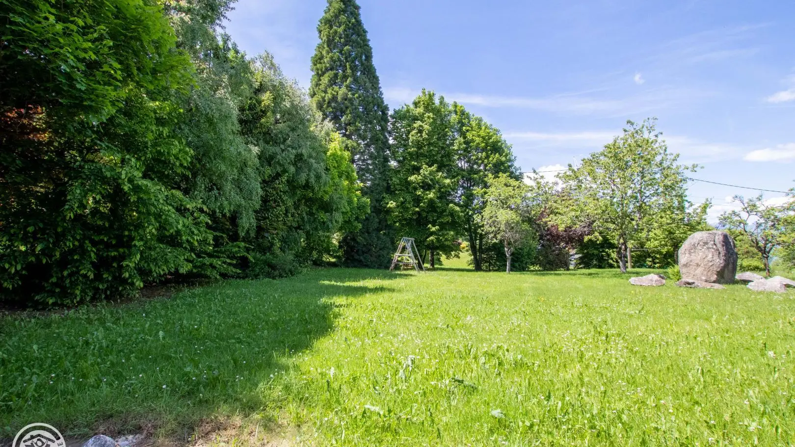 Terrain commun sur l'arrière du chalet