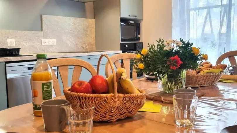 Pièce à vivre : cuisine ouverte sur salle à manger et salon