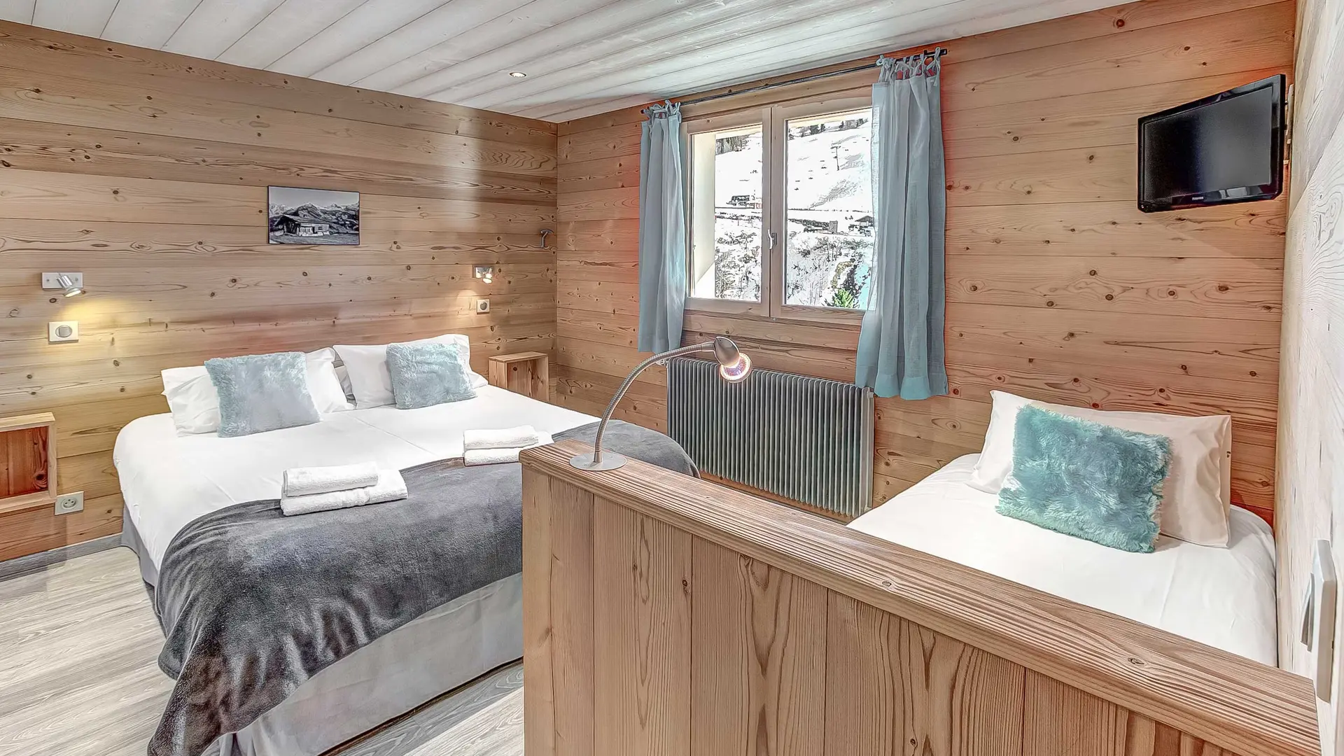 Chambre avec lit double et lit simple/Bedroom with a double bed and a single bed-Androsace n°2-Le Grand-Bornand