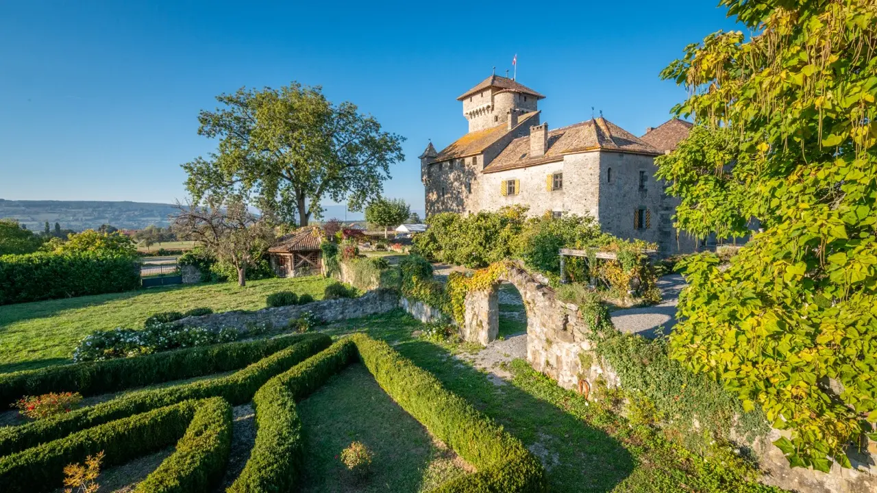 Vue sur le château d'Avully depuis les jardins