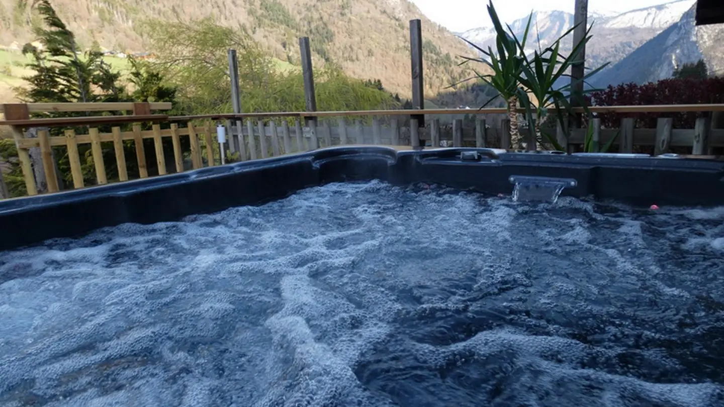 Jacuzzi toute l'année, avec vue sur le massif du Parmelan