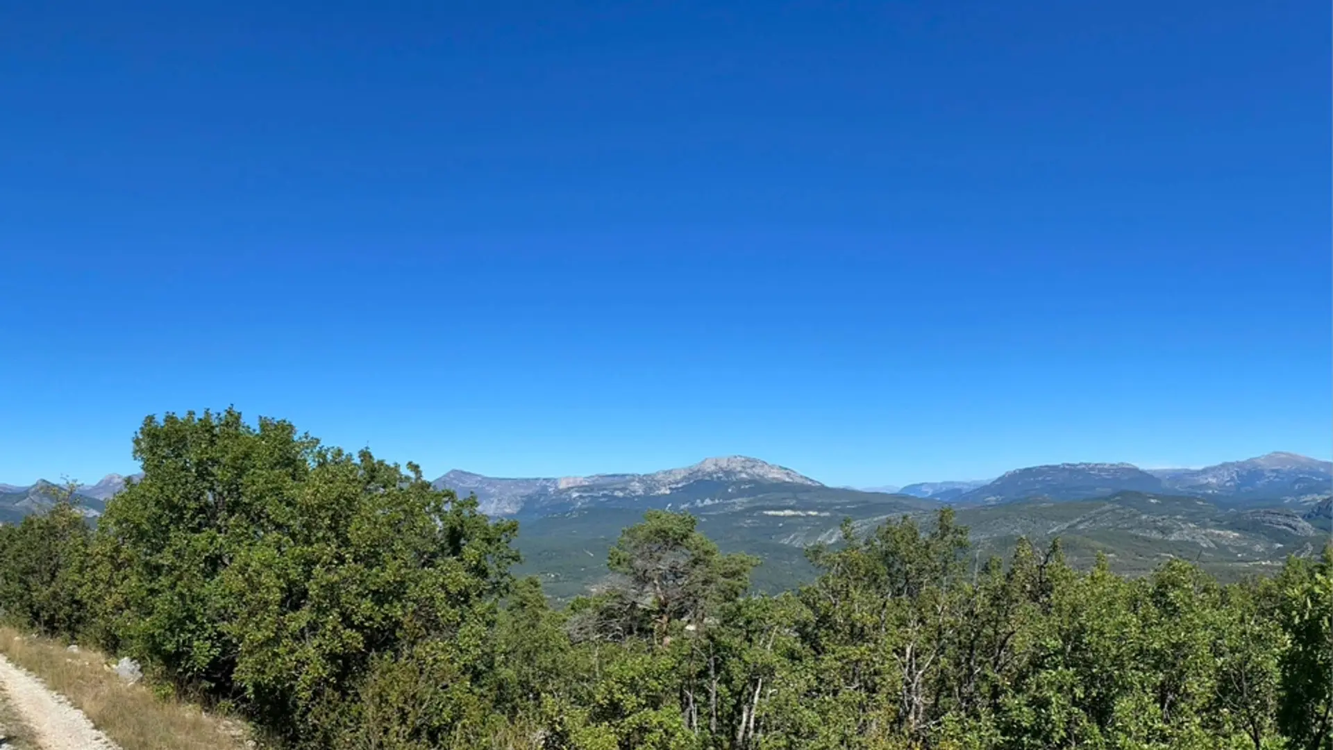 Vue panoramique sur reliefs varois