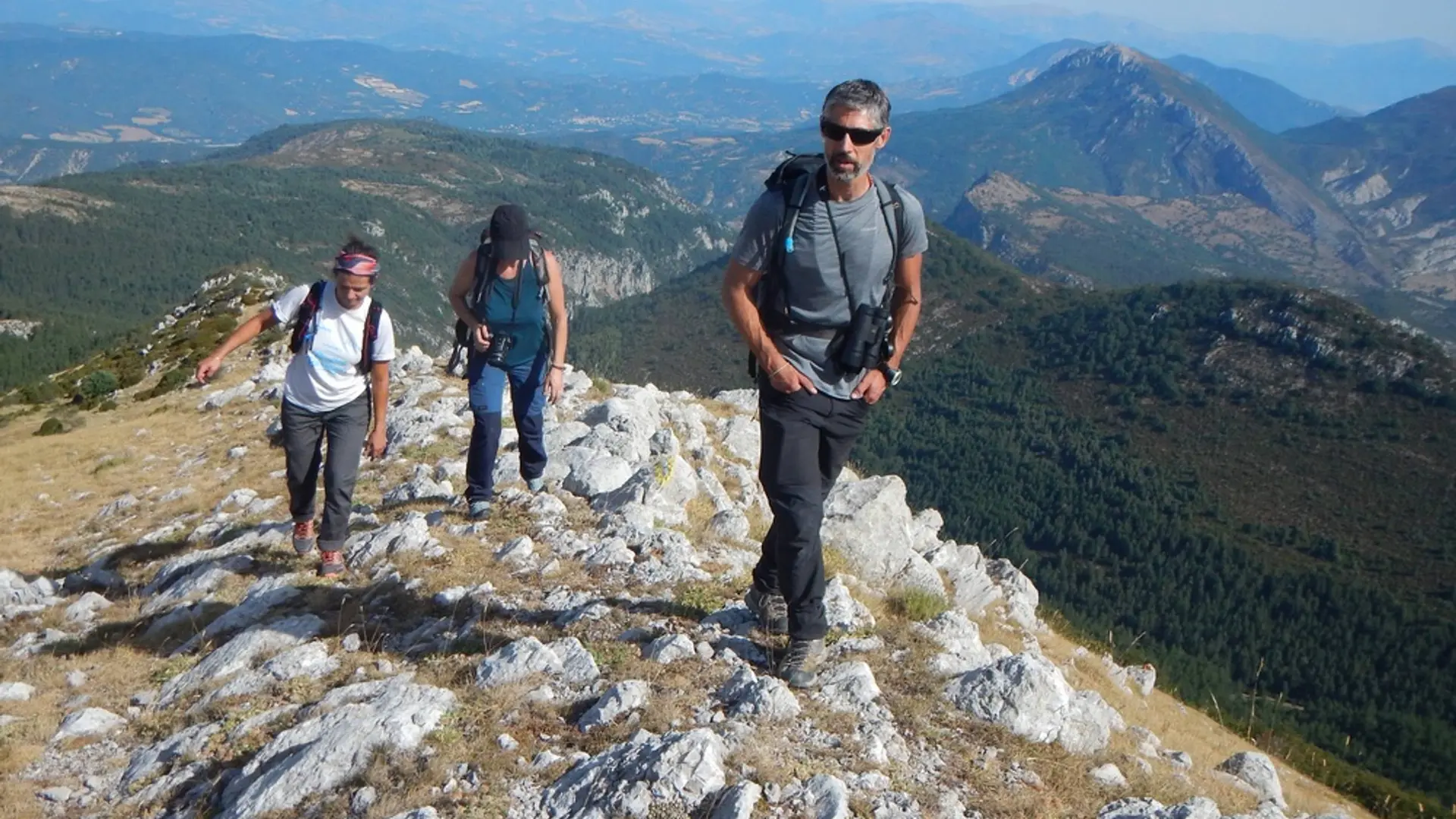En grimpant sur les crêtes