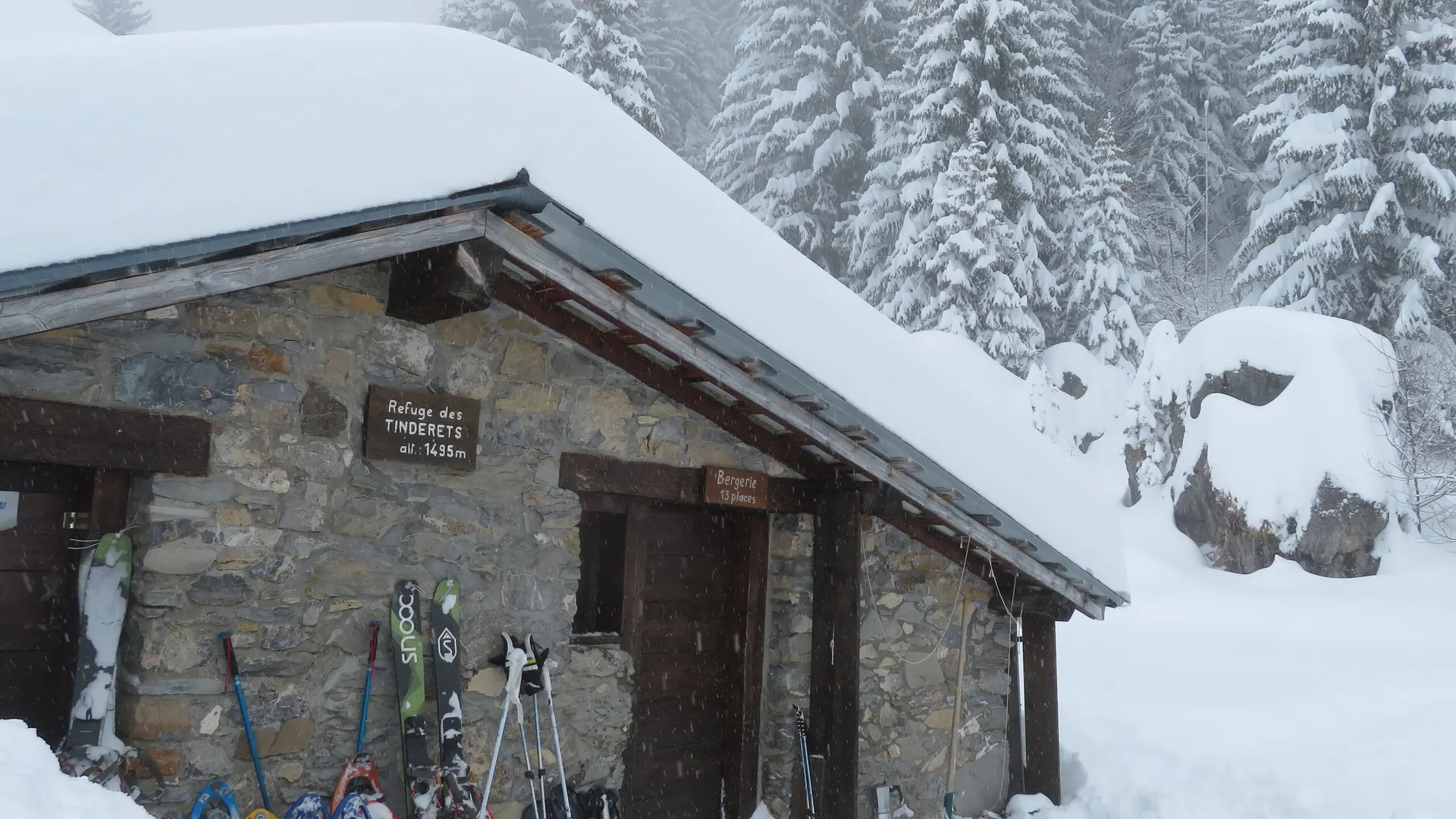 Refuge des Tindérêts sous la neige