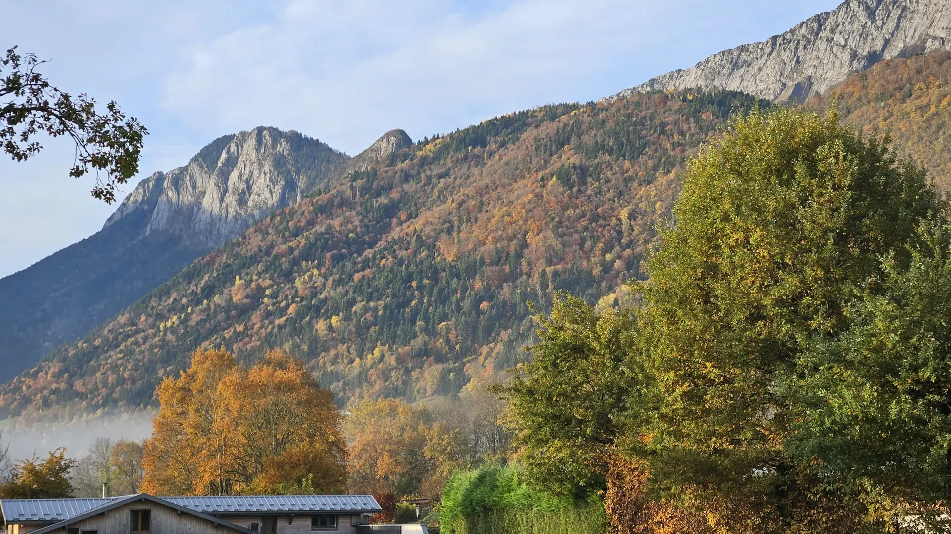 batiment principale de vente d e légumes devant la montagne du taillefer