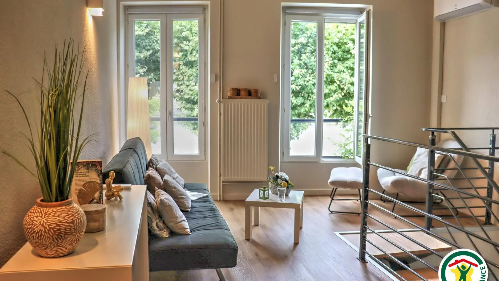Espace détente au 1r étage avec vue sur le Rhône