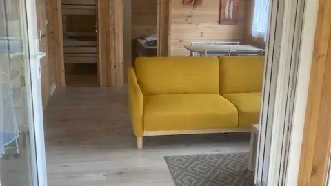 Vue depuis la porte d'entrée sur le salon séjour et les chambres