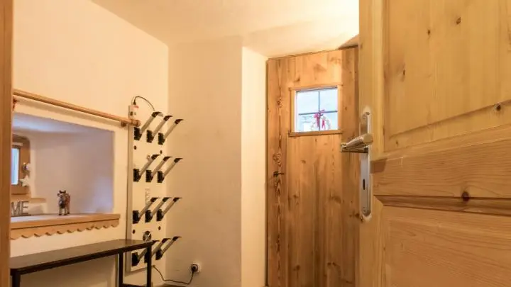 Entrée - Sèche-chaussures de ski ou de randonnée.