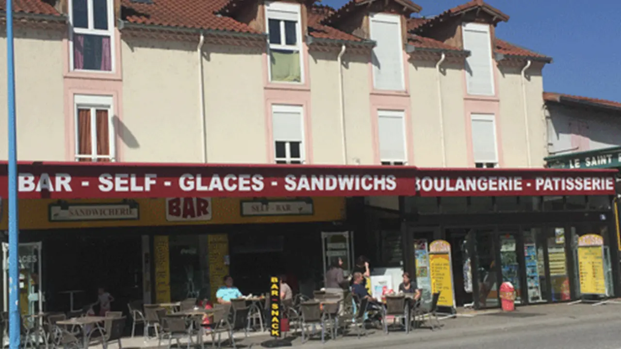 La devanture ensoleillée de la boulangerie Valro