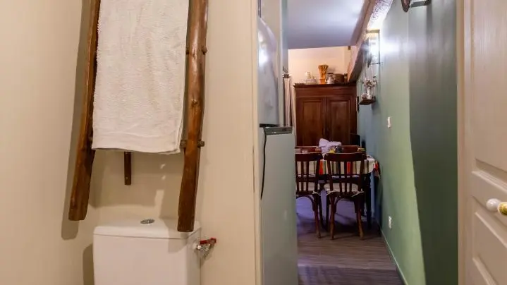 Salle de bain avec WC