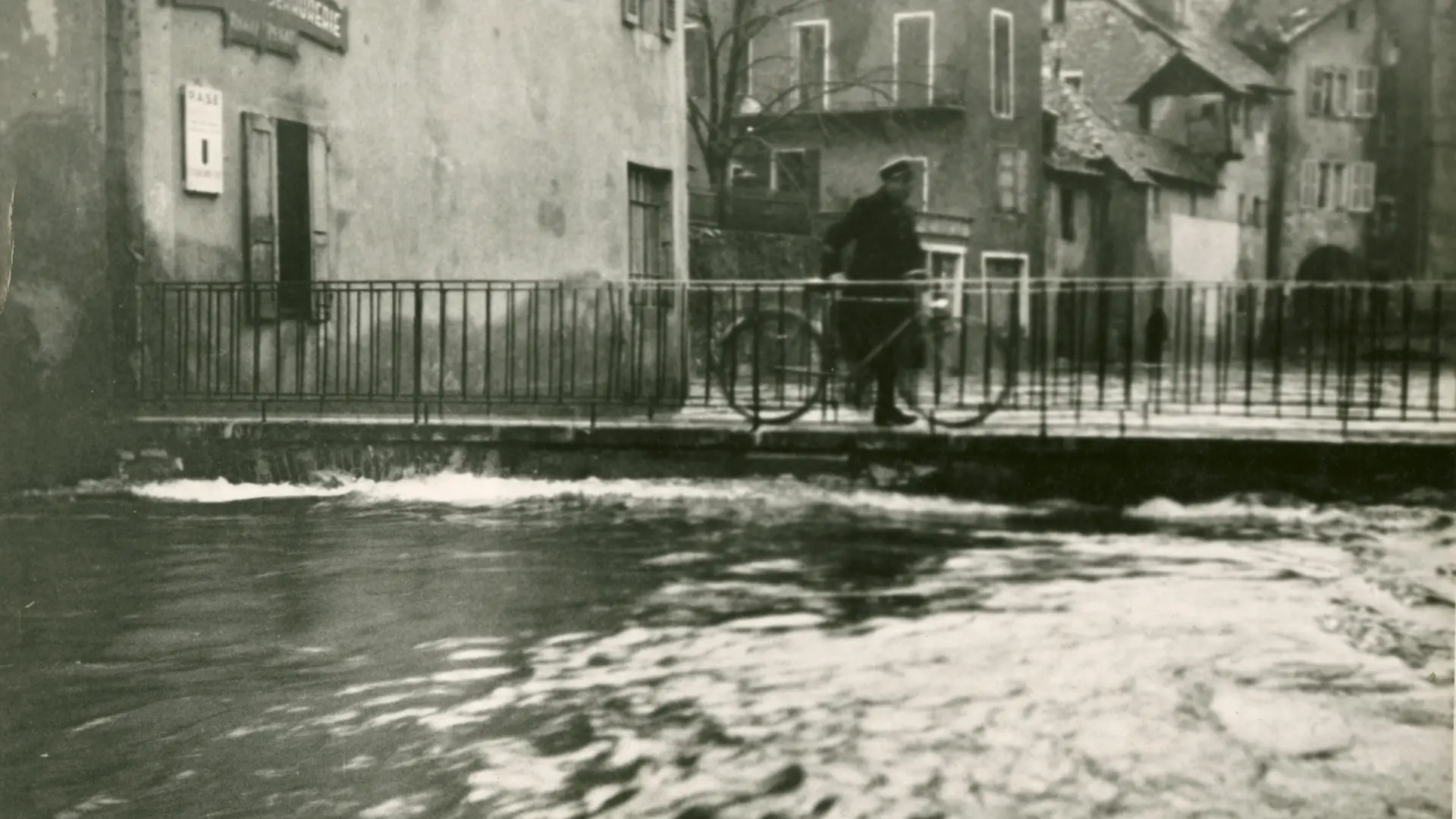 passerelle de l'Ile presque inondée avec passant traversant