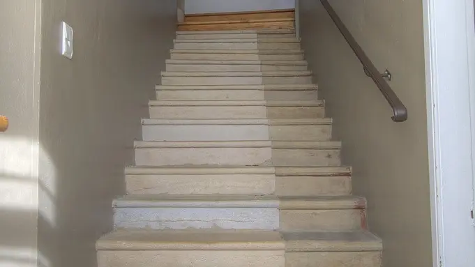Escalier en pierre pour la chambre Mandela.